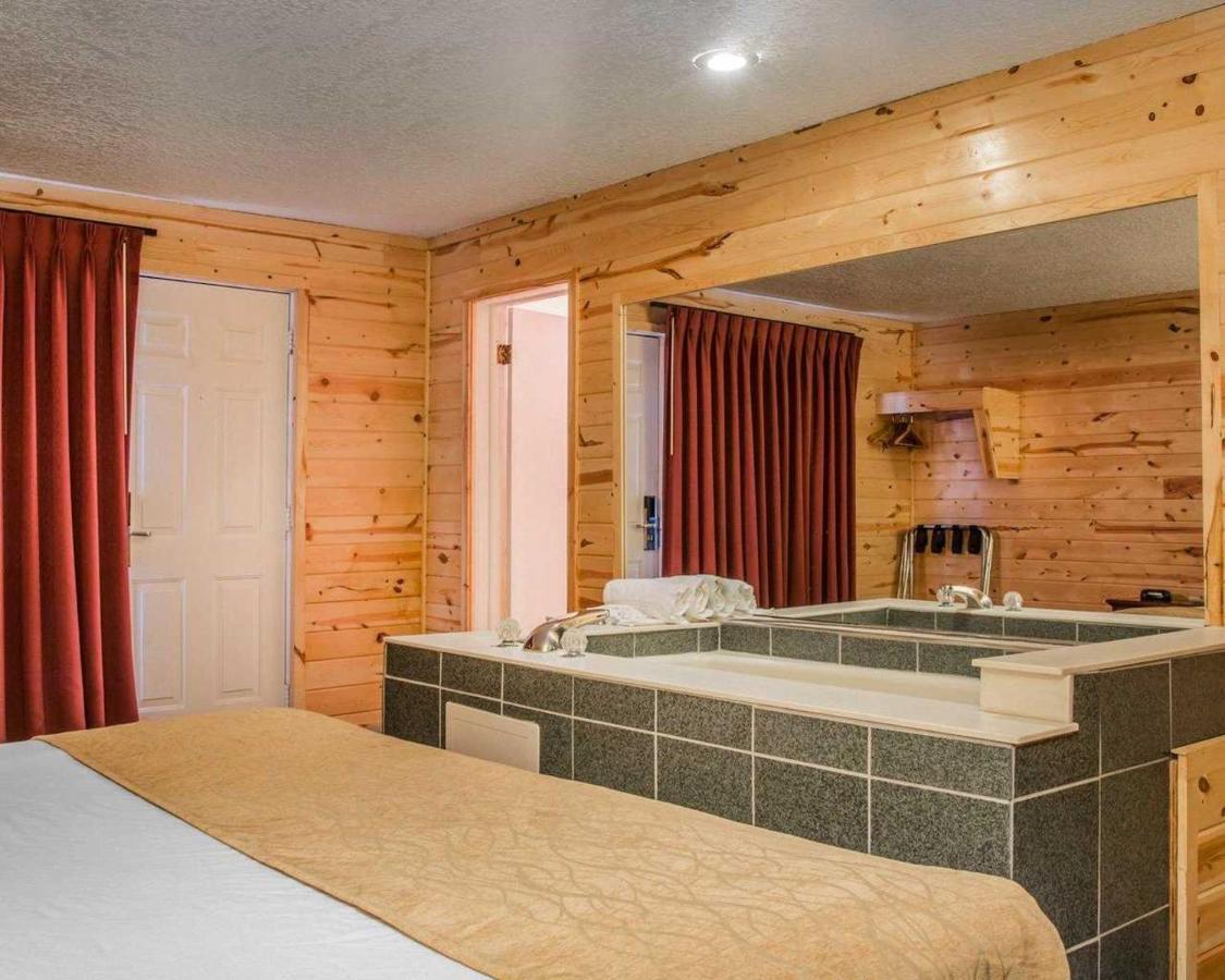 Cabins Of Mackinac & Lodge Mackinaw City Exteriör bild