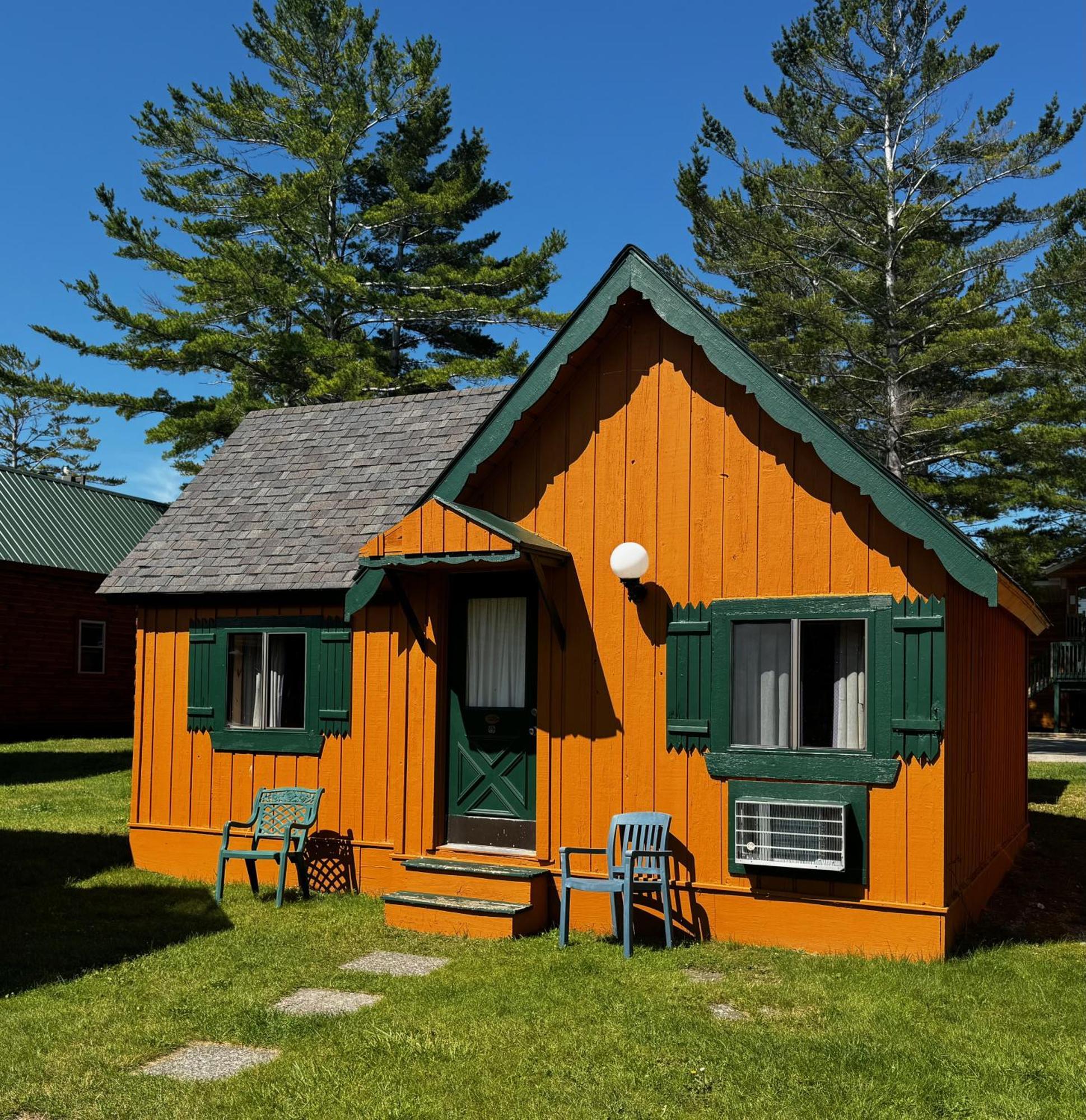 Cabins Of Mackinac & Lodge Mackinaw City Exteriör bild
